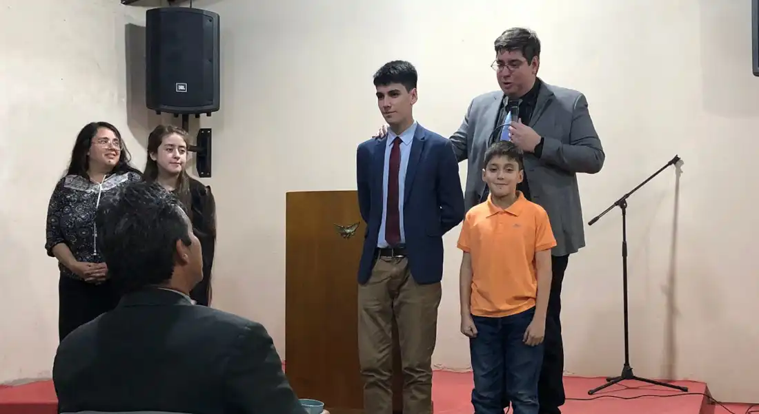 Presentación de la familia del Pastor Héctor Rojas a la congregación de Itá.